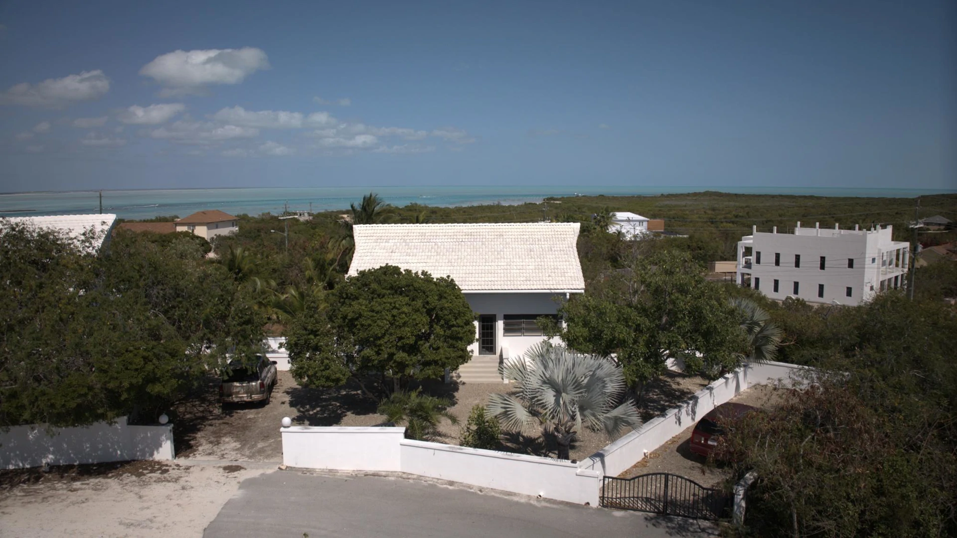 NELSON HILL ROAD 4-BED VILLA - Gallery image 2