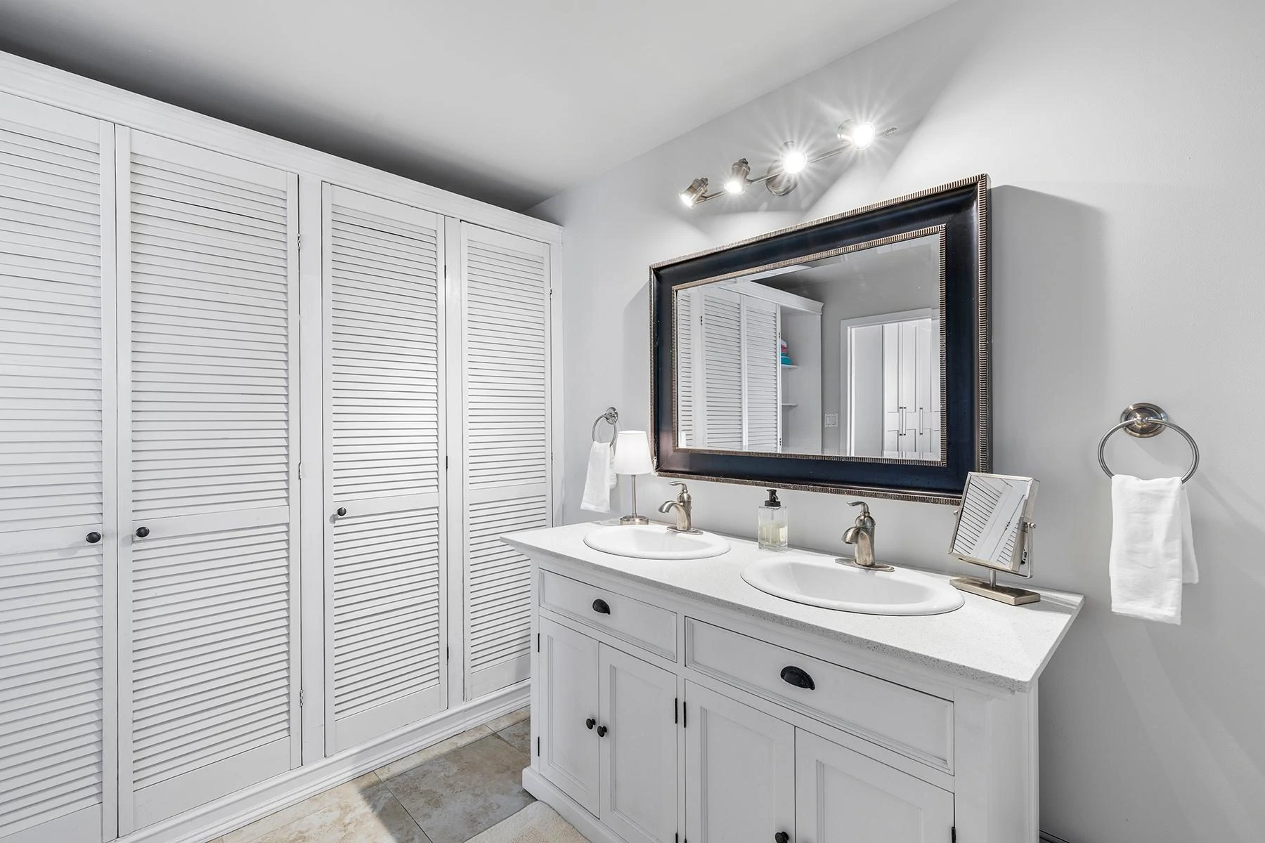 Canal Front Triplex- Great income opportunity - Gallery image 16