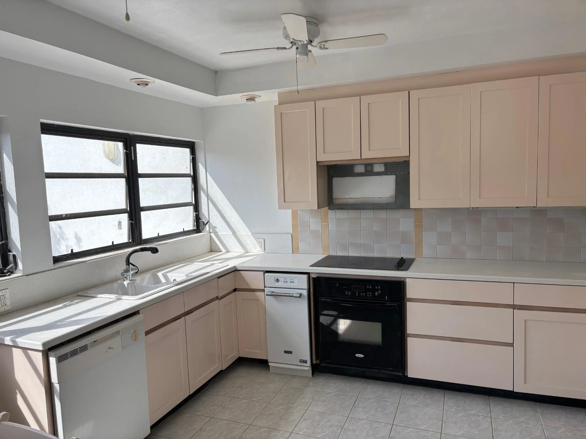 NELSON HILL ROAD 4-BED VILLA - Gallery image 23