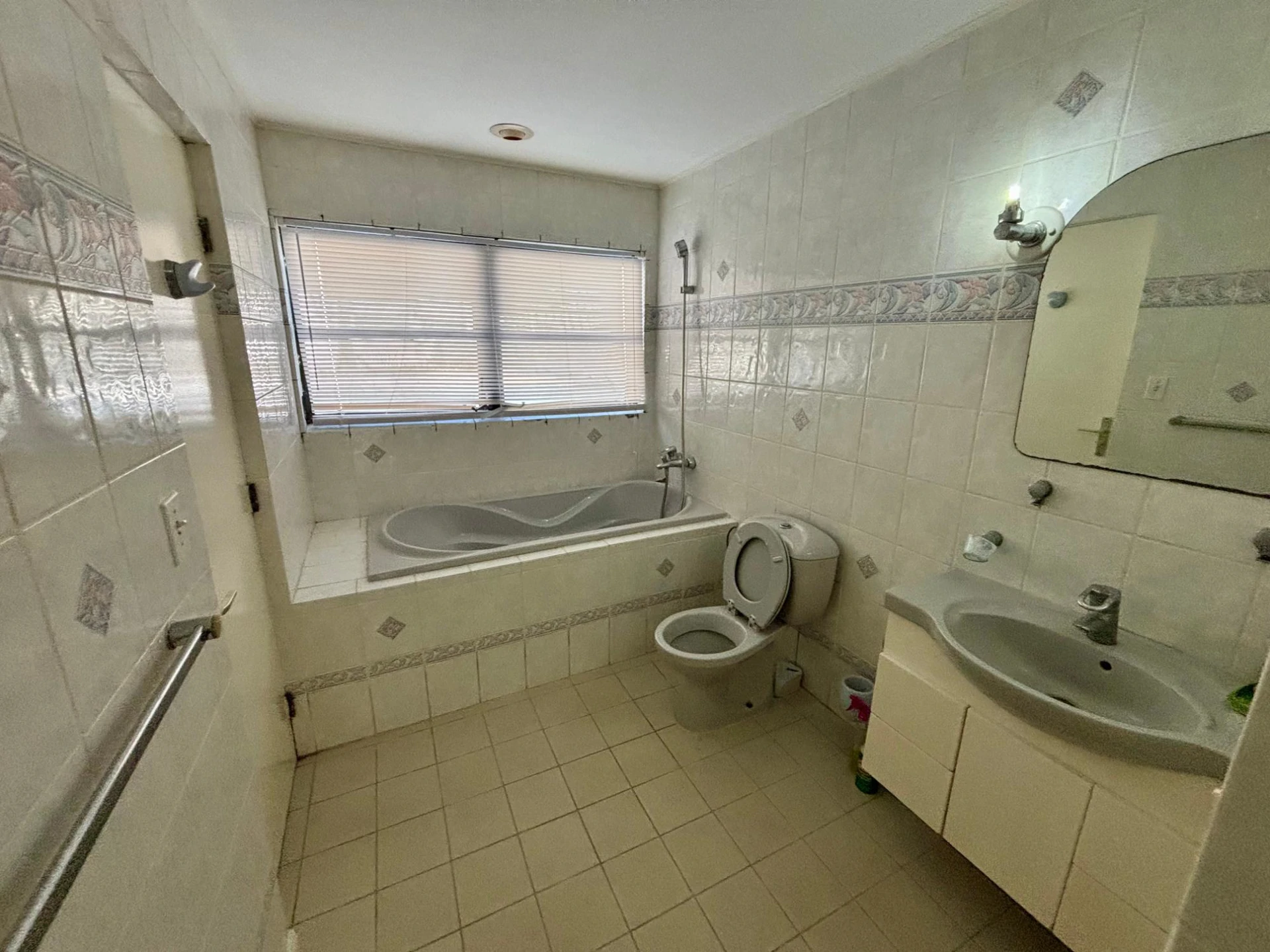 NELSON HILL ROAD 4-BED VILLA - Gallery image 38