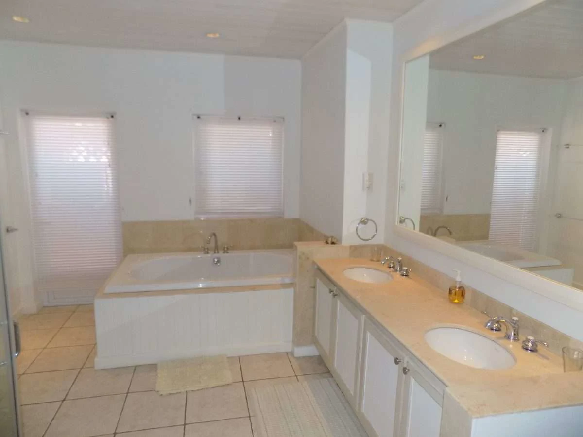 The Harbour #16, Rodney Bay. - Gallery image 15