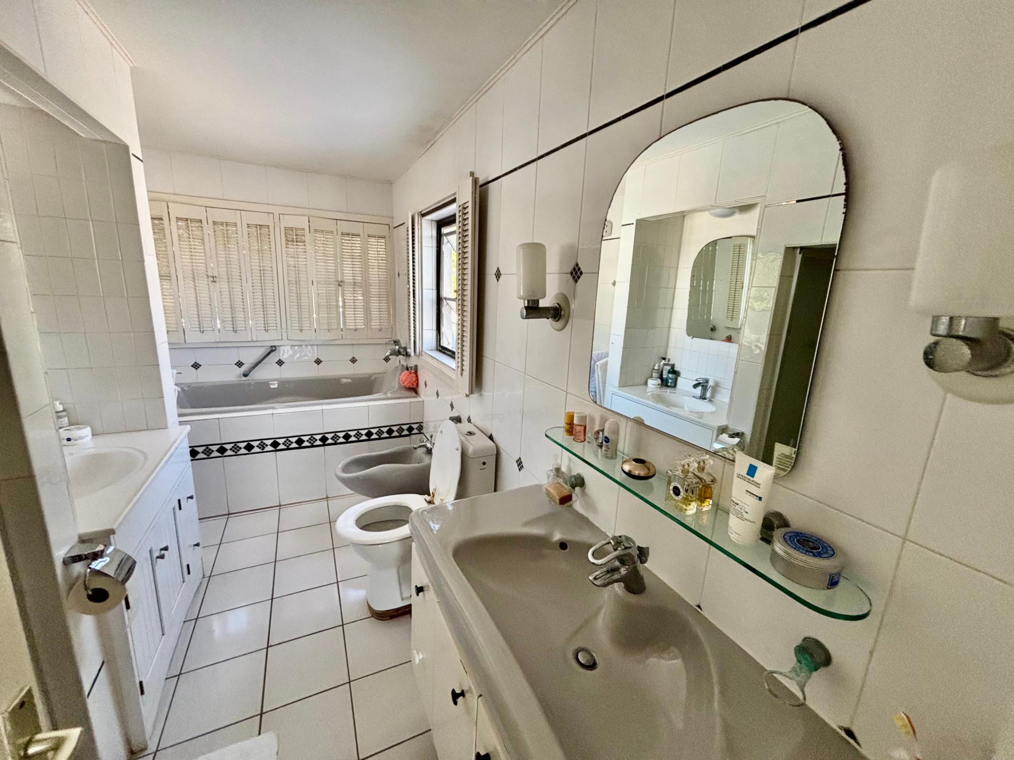 NELSON HILL ROAD 4-BED VILLA - Gallery image 40