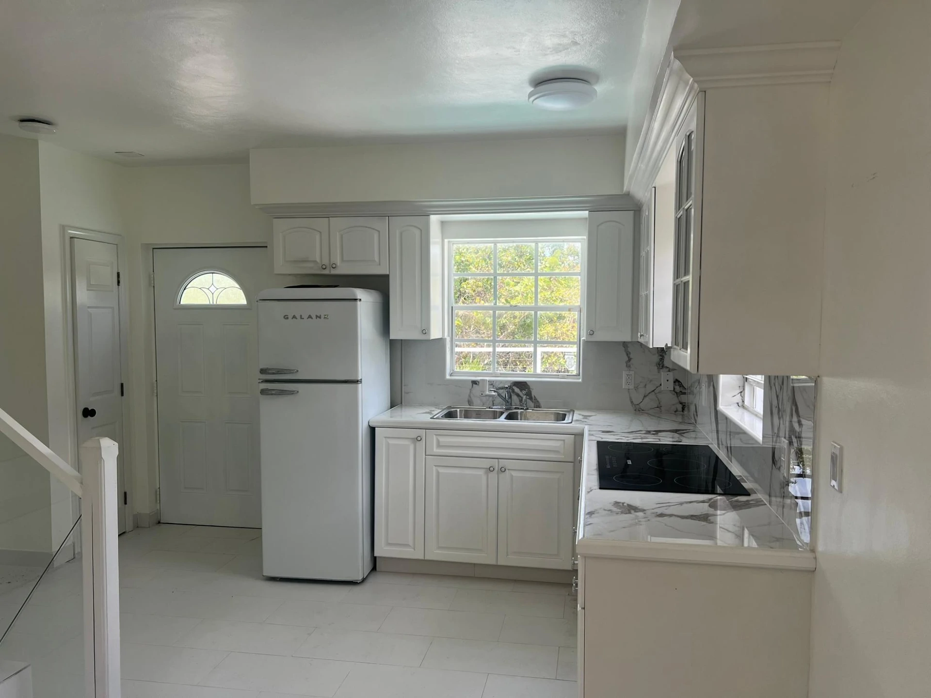 Charming Home in Leeward - Gallery image 4