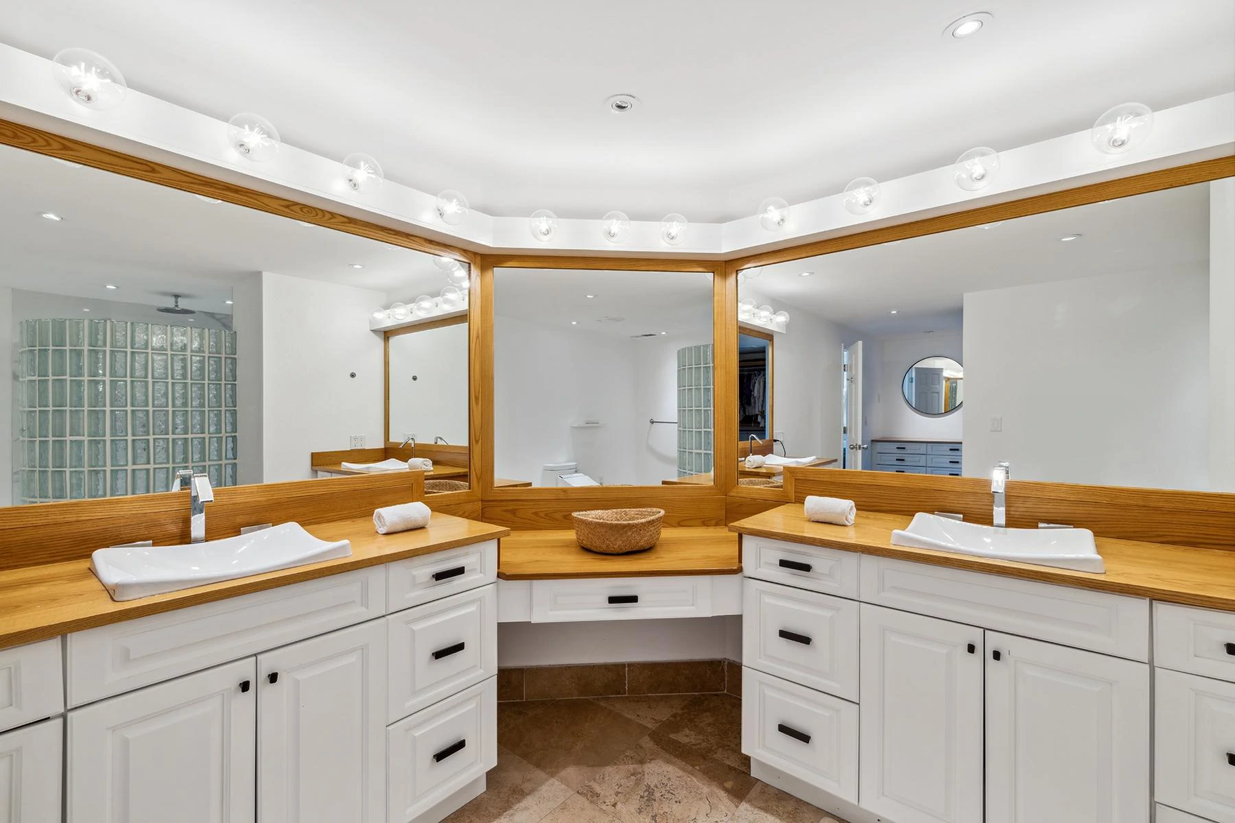 THE YACHT CLUB - Gallery image 19