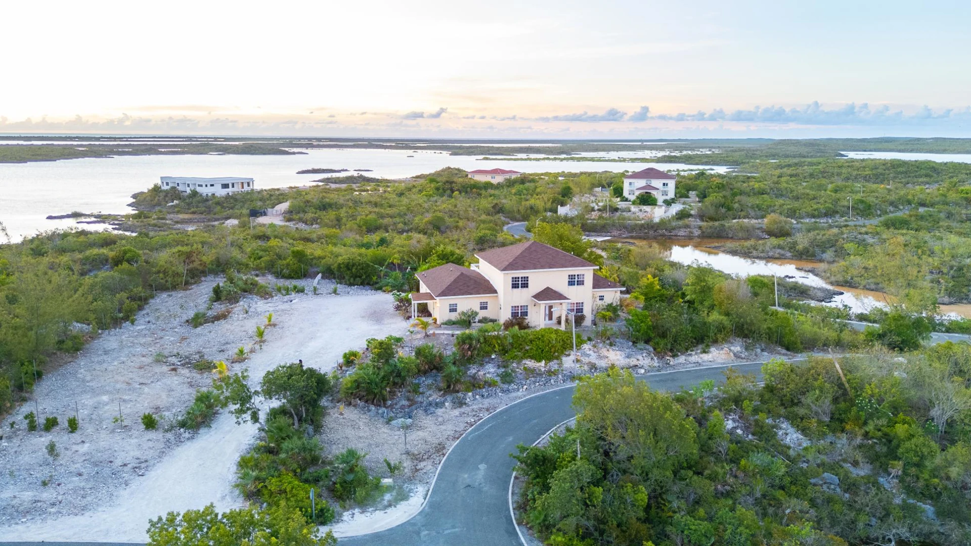 Villa Ellise on Pond View Close - Gallery image 8