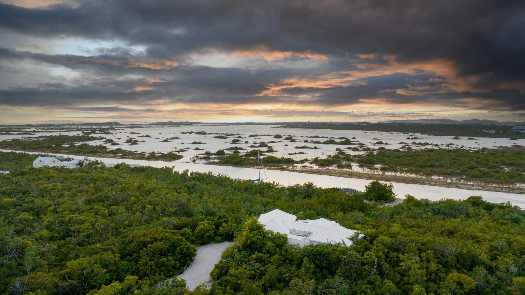 Canalfront Home - Gallery image 10