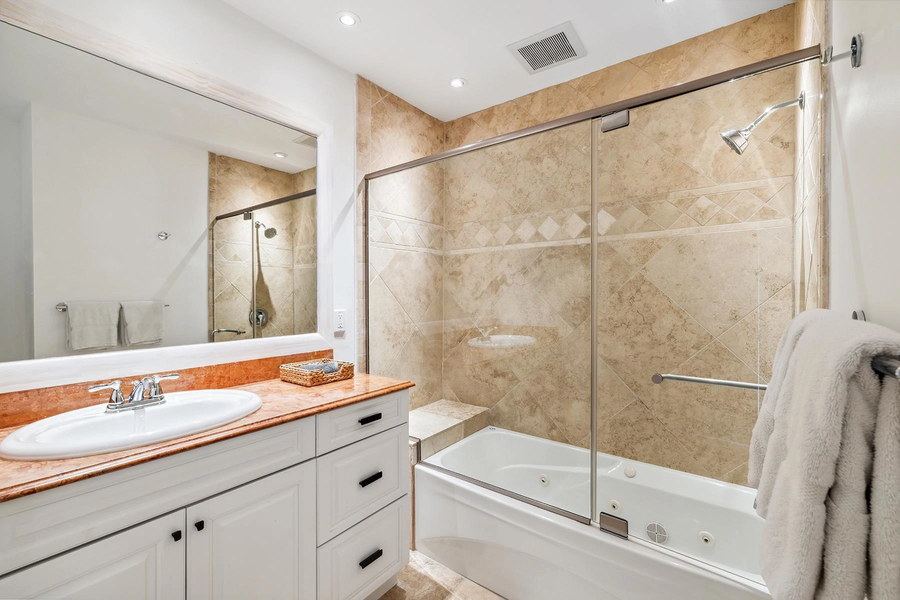 THE YACHT CLUB - Gallery image 23