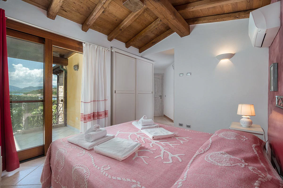 5 bed pool villa with direct beach access in Sardinia - Gallery image 5