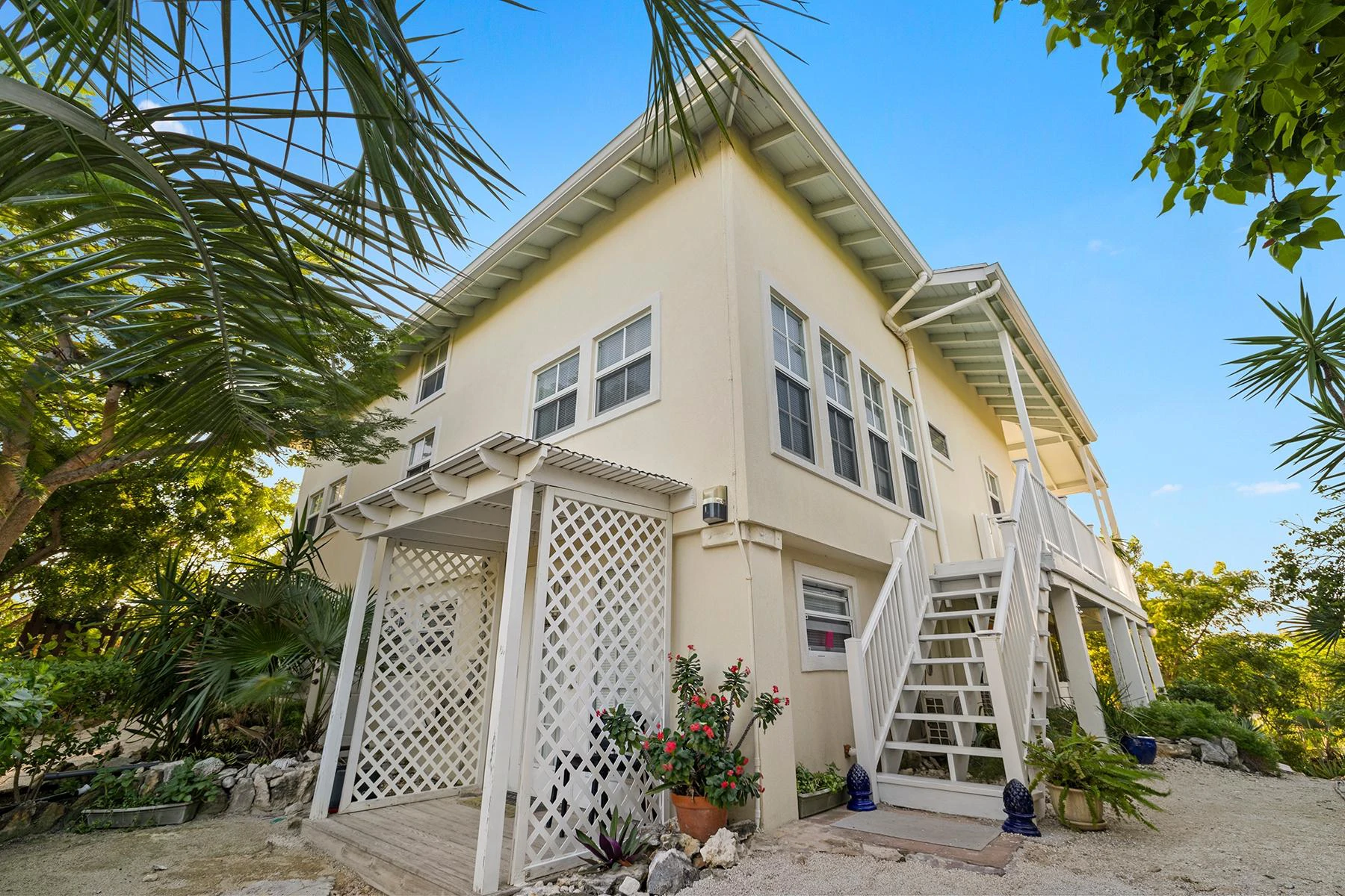 Canal Front Triplex- Great income opportunity - Gallery image 2