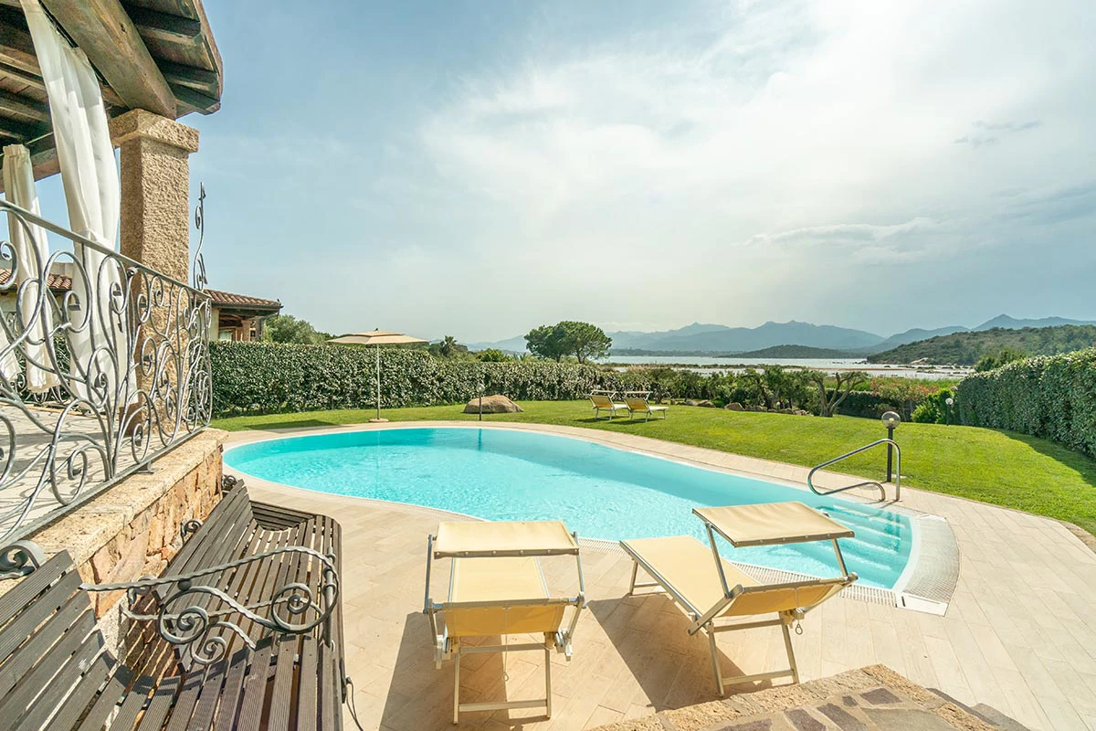 5 bed pool villa with direct beach access in Sardinia - Gallery image 6