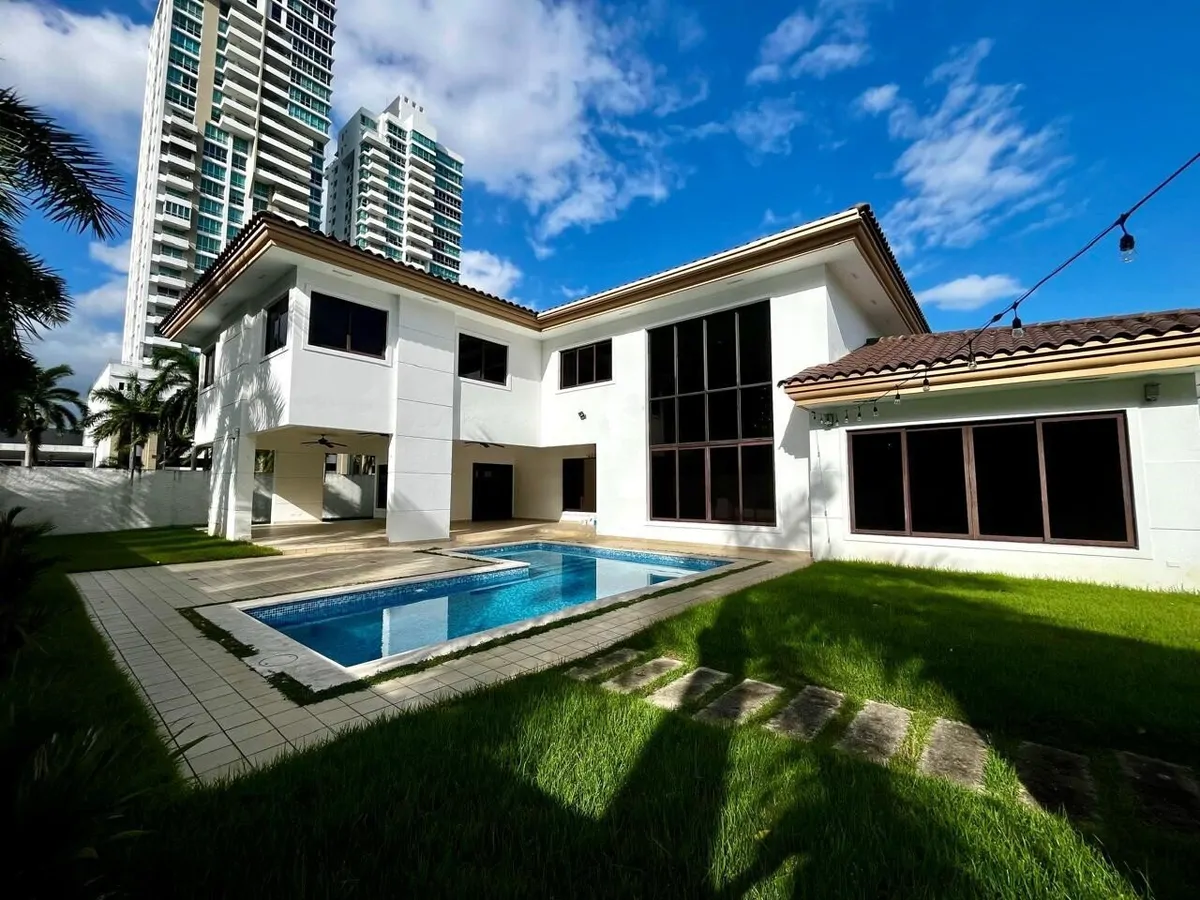 840 m2 Gated Mansion in Costa del Este
