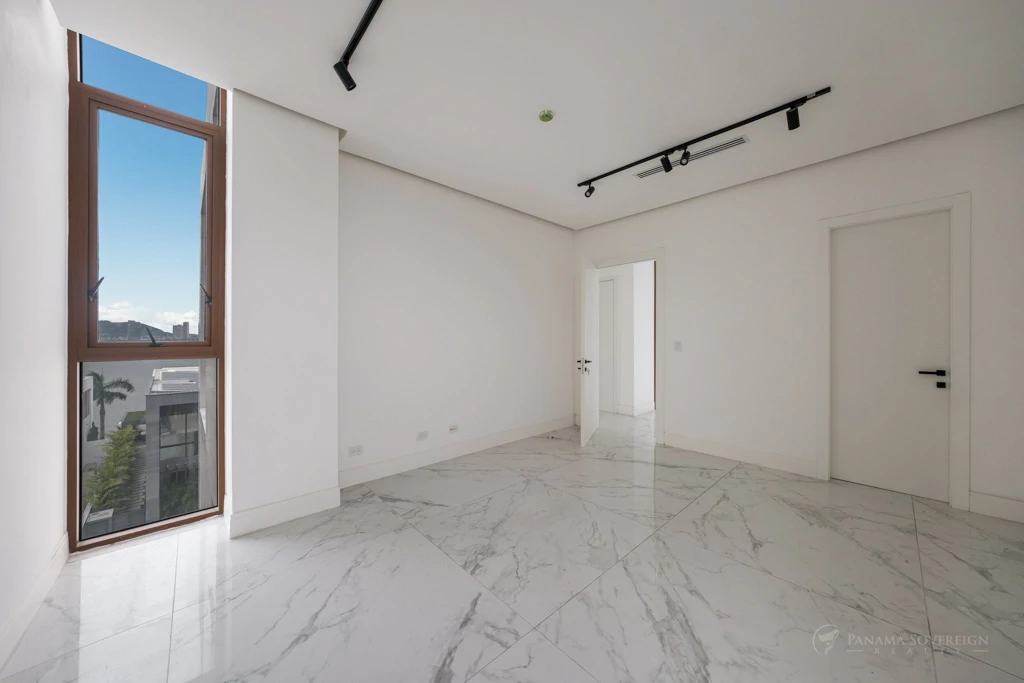 3 Bedroom Condo in Ocean Reef Islands - Gallery image 21