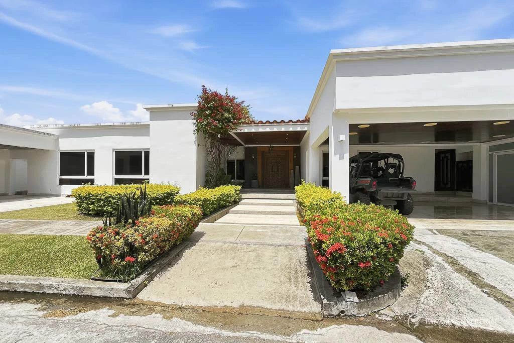 5 Bedroom House in San Carlos - Gallery image 9