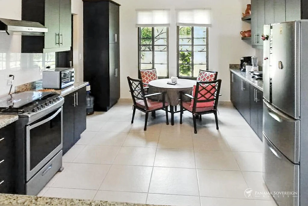 4 Bedroom House in San Carlos - Gallery image 10