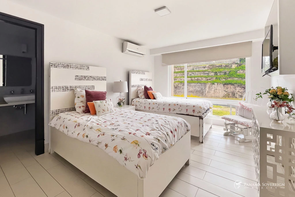 5 Bedroom House in San Carlos - Gallery image 23