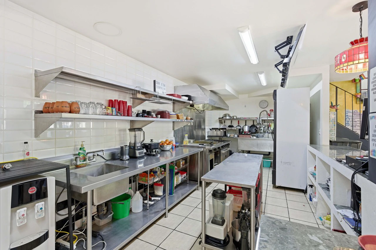 Reparito House: Turnkey Restaurant & Commercial Property for Sale - Gallery image 11