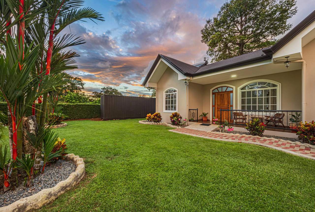Exceptional 5-Bedroom Residence on Los Laureles Street – Prime Location & Versatile Layout - Gallery image 33