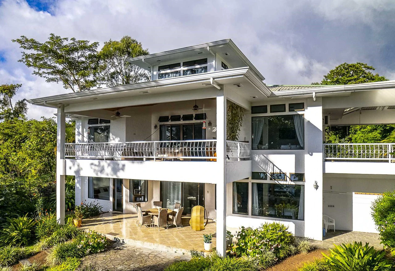 Villa Corazon: Unique LAKE FRONT property, 2 Villas and Tiny house on 5 acres with lake access.