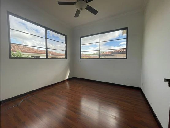 Stunning two-story house in exclusive condominiums in Santa Ana - Gallery image 19