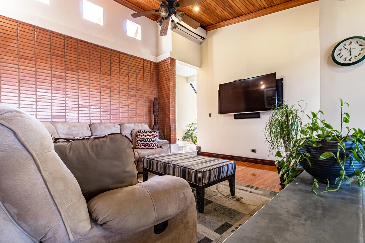 House For Sale in Guachipelín - Gallery image 6