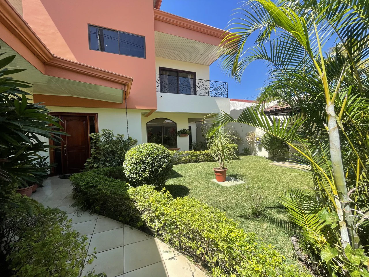 Dona Rosa: House For Sale in Bosques de Doña Rosa - Gallery image 2