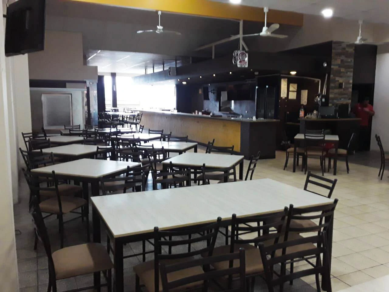 RARE Downtown Commercial: 2 level Commercial building in the heart of Grecia!