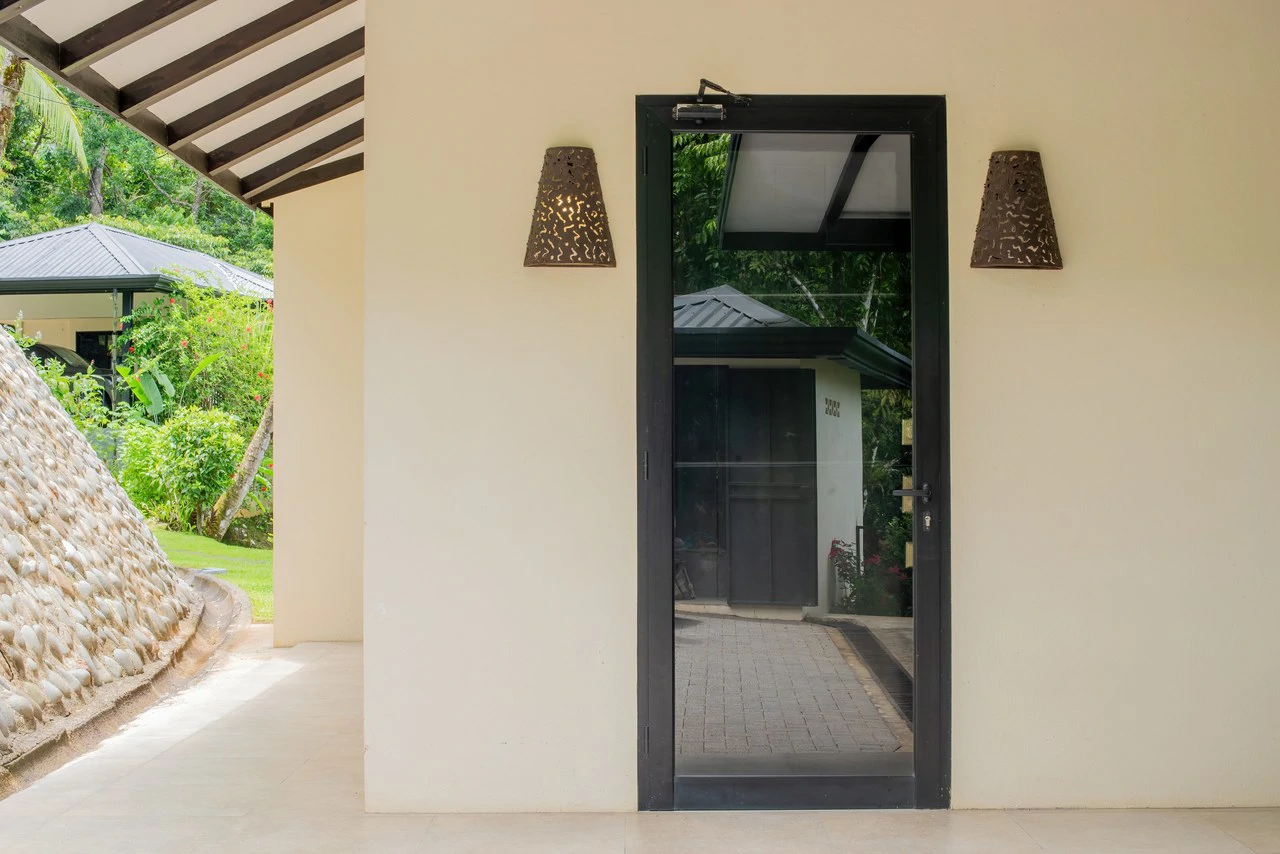 6.45 ACRES – 3 Bedroom Luxury Ocean View Home Surrounded By Vibrant Rainforest And Wildlife!!! - photo 7