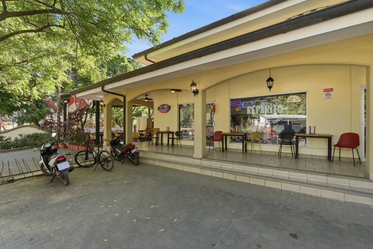 Reparito House: Turnkey Restaurant & Commercial Property for Sale - Gallery image 5