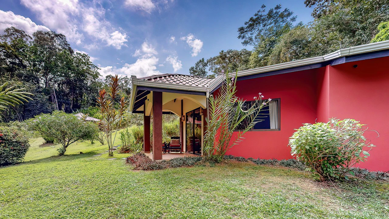 A TRANQUIL HAVEN: PRIME INVESTMENT OPPORTUNITY IN UVITA'S LUSH RIVER ENCLAVE: Mountain Hotel/Resort/Hostel For Sale in Uvita - Gallery image 14