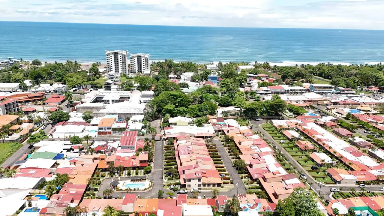 Condominium in Jacó: Live in a gated community just steps from the beach!: Near the Coast Condominium For Sale in Jacó - Gallery image 5