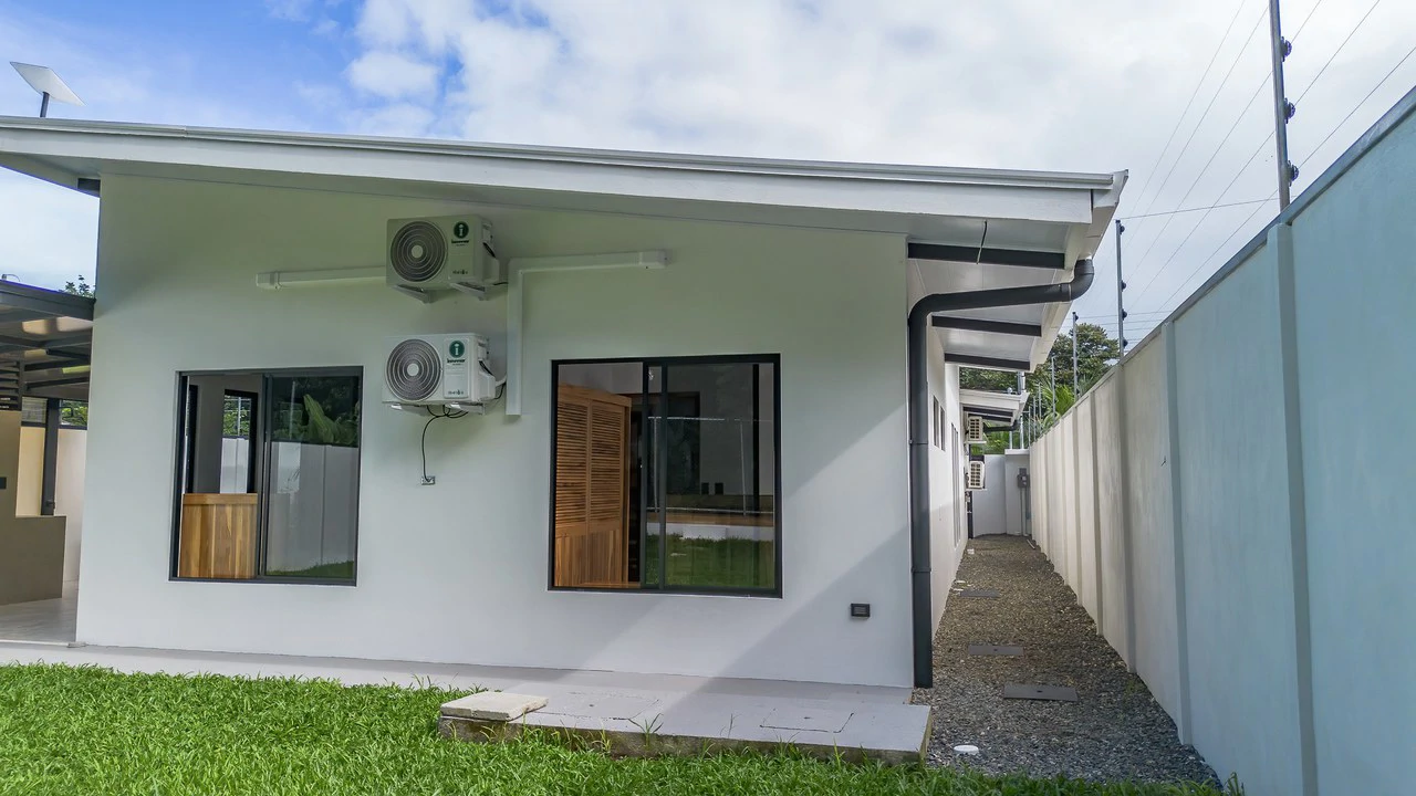 Brand New 3 bed, 2 Bath Home with creek and Jungle views. - Gallery image 27