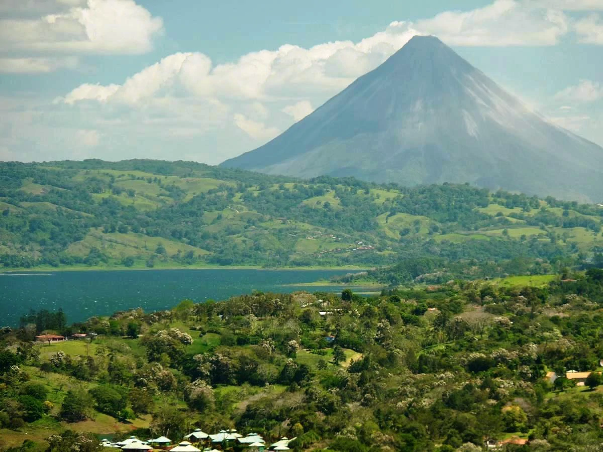 Hacienda Poseidon: 33 acre property overlooking Lake and Volcano Arenal