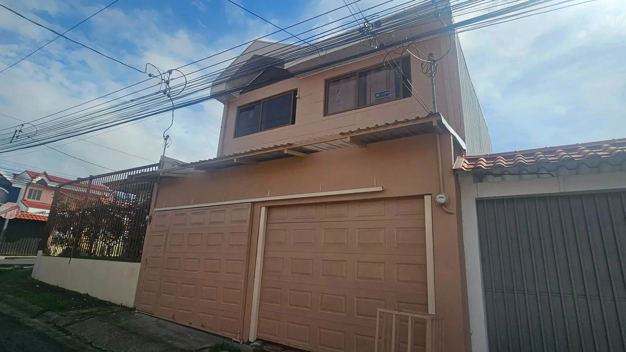 Spacious 6-Bedroom Family Home in Residencial Saint Clare, Moravia - Gallery image 6