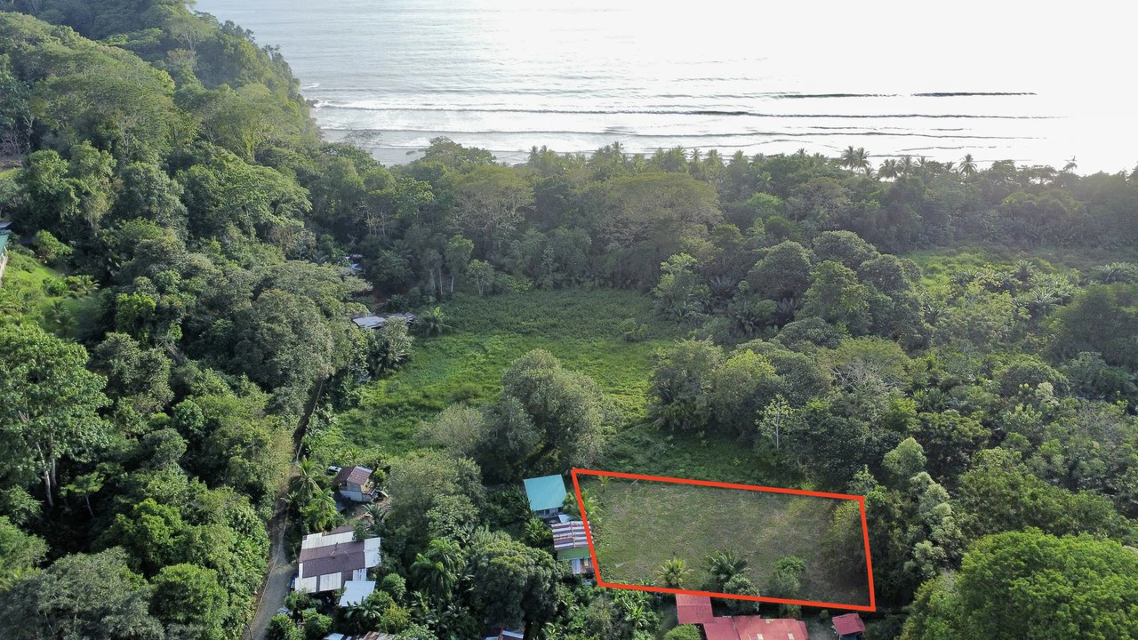 Half-Acre of Usable Land, 3-Minute Walk to National Park Beach!!: Near the Coast Home Construction Site For Sale in Uvita