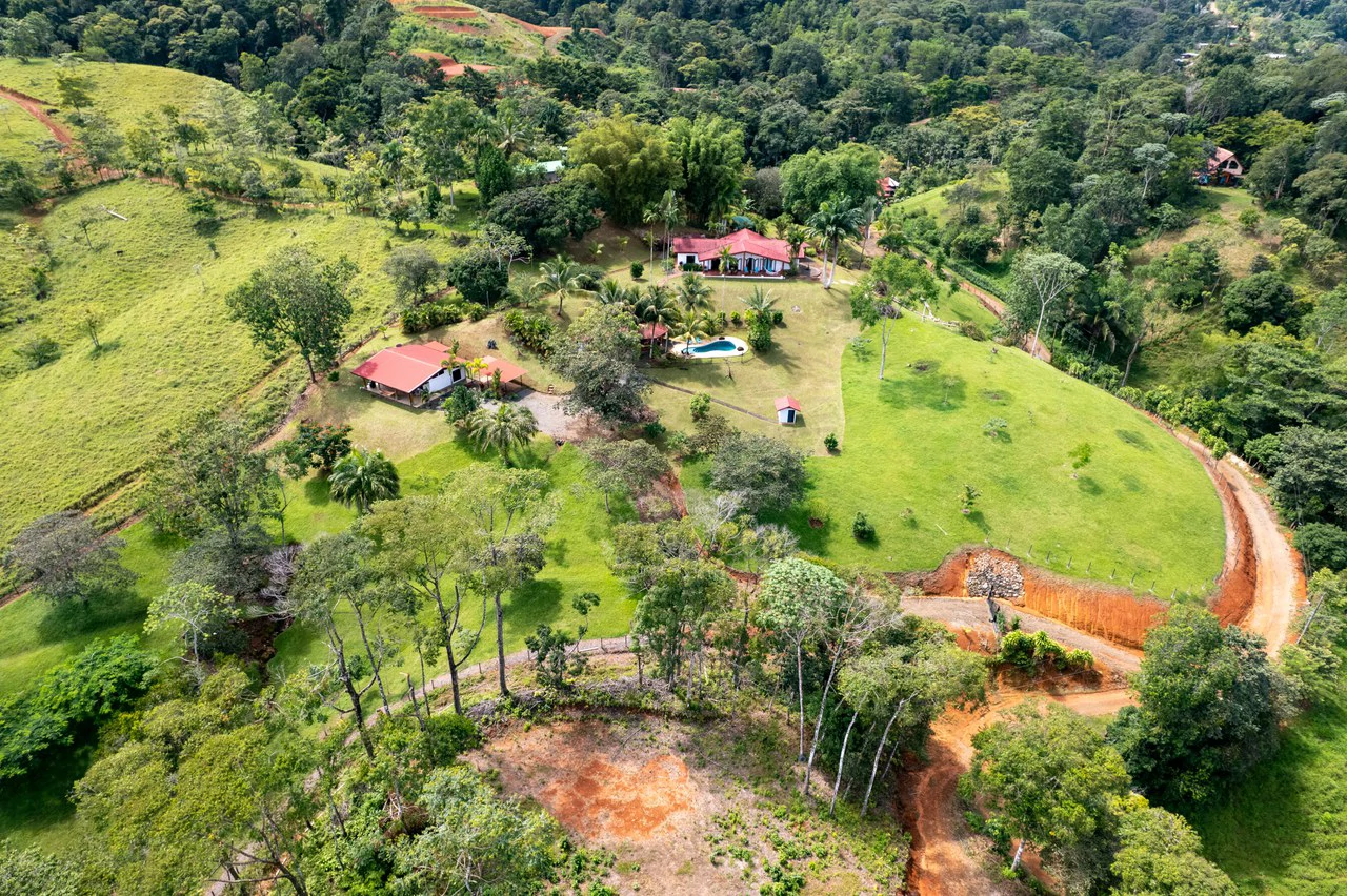 5 Bedroom Mountain Retreat Minutes from the Beach Platanillo Costa Rica - Gallery image 6