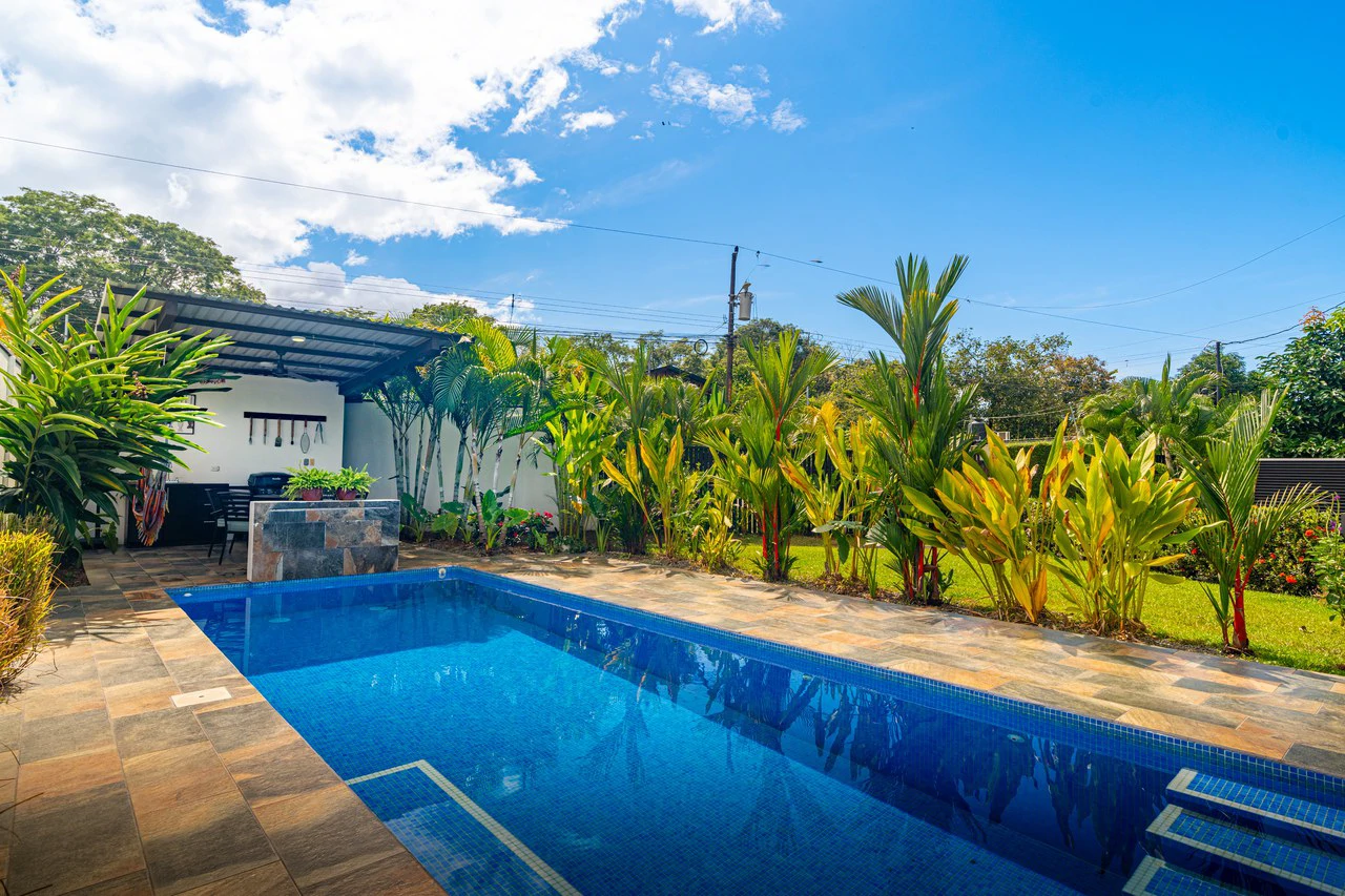 Modern 3 Bedroom Home - Walking distance to it all! - Gallery image 16
