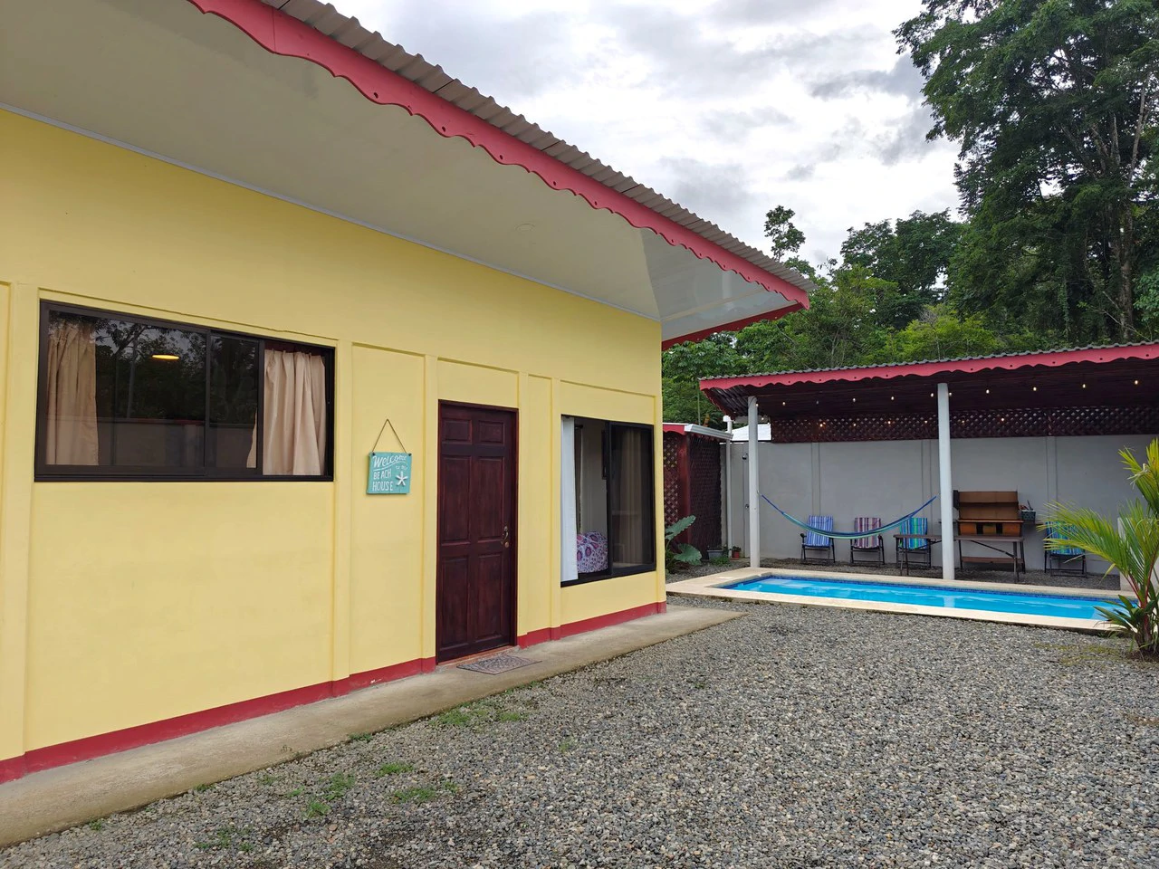 3 Bd/3 Ba - Triplex Apartment with Pool: in Hone Creek