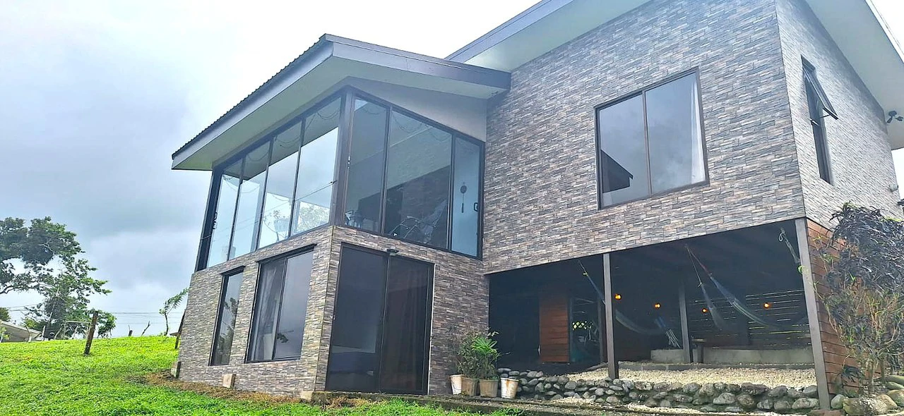 VILLA SUNRISE - Modern Home with views of Lake and Sunrise