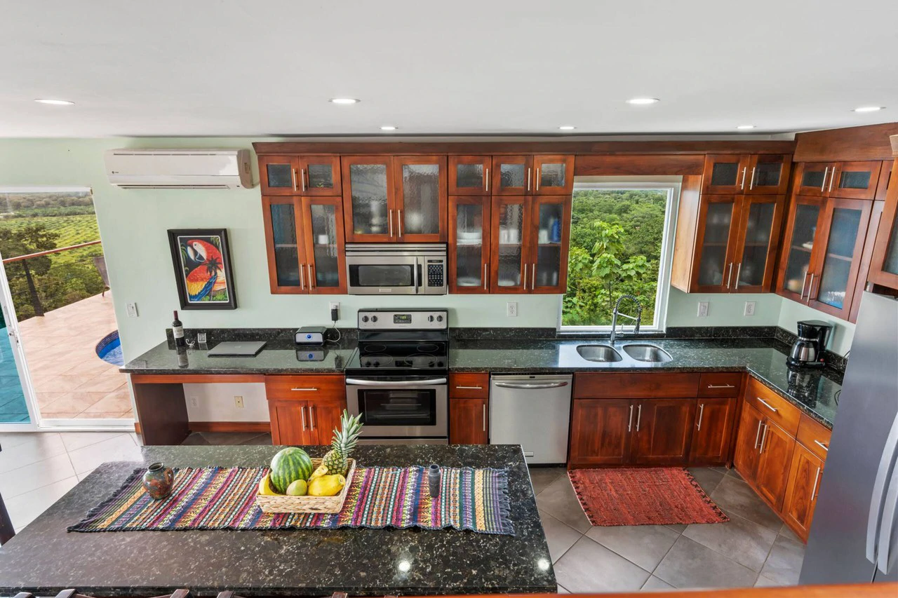 Casa Sol: Exceptionally Private Home with Panoramic Ocean, Mountain & Sunset Views - Gallery image 11