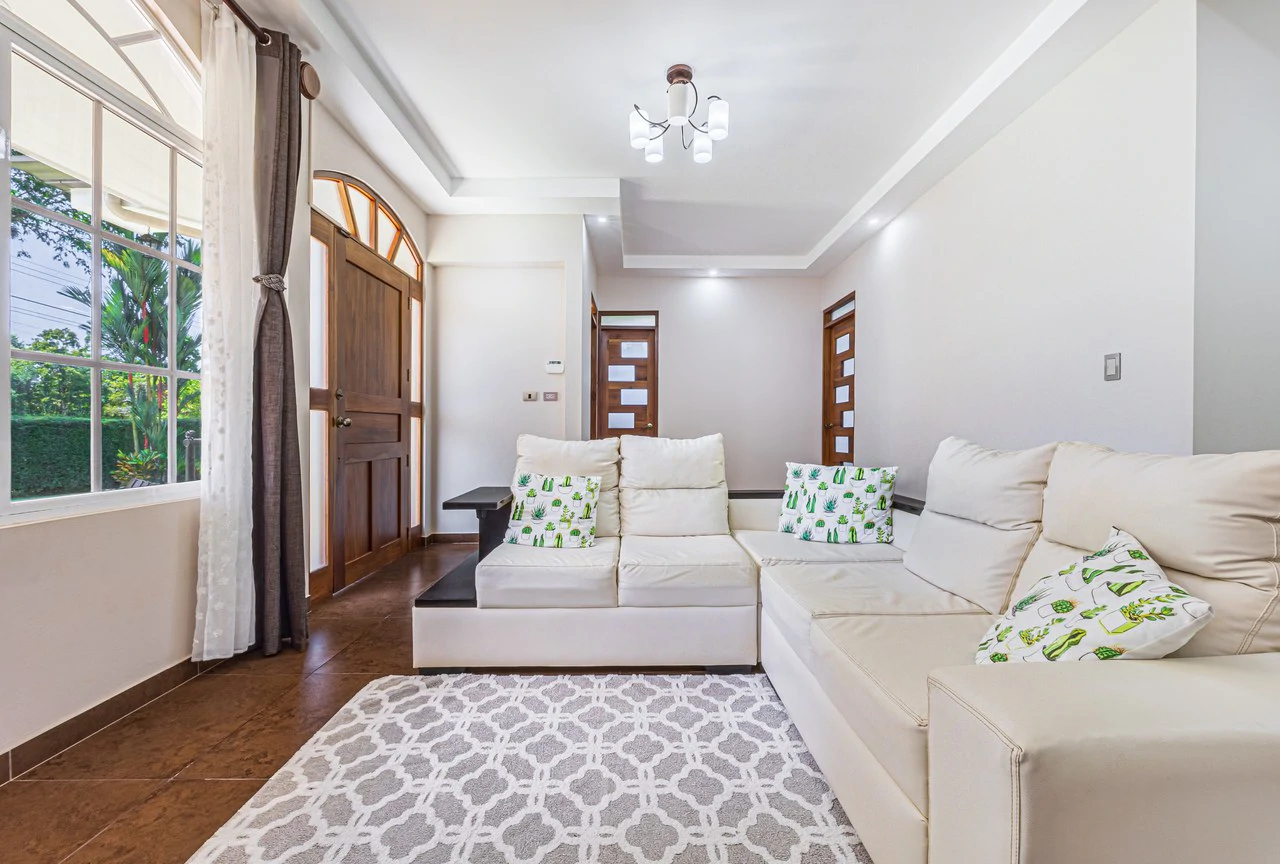 Exceptional 5-Bedroom Residence on Los Laureles Street – Prime Location & Versatile Layout - Gallery image 9