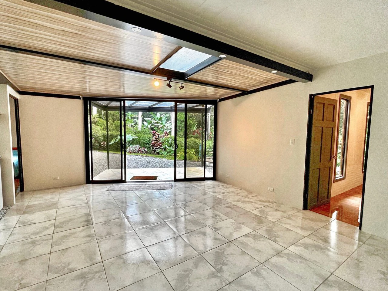 0.19 ACRES – 3 Bedroom Container Homes With Additional Building Lot,15min to Dominical and Beaches!! - Gallery image 14