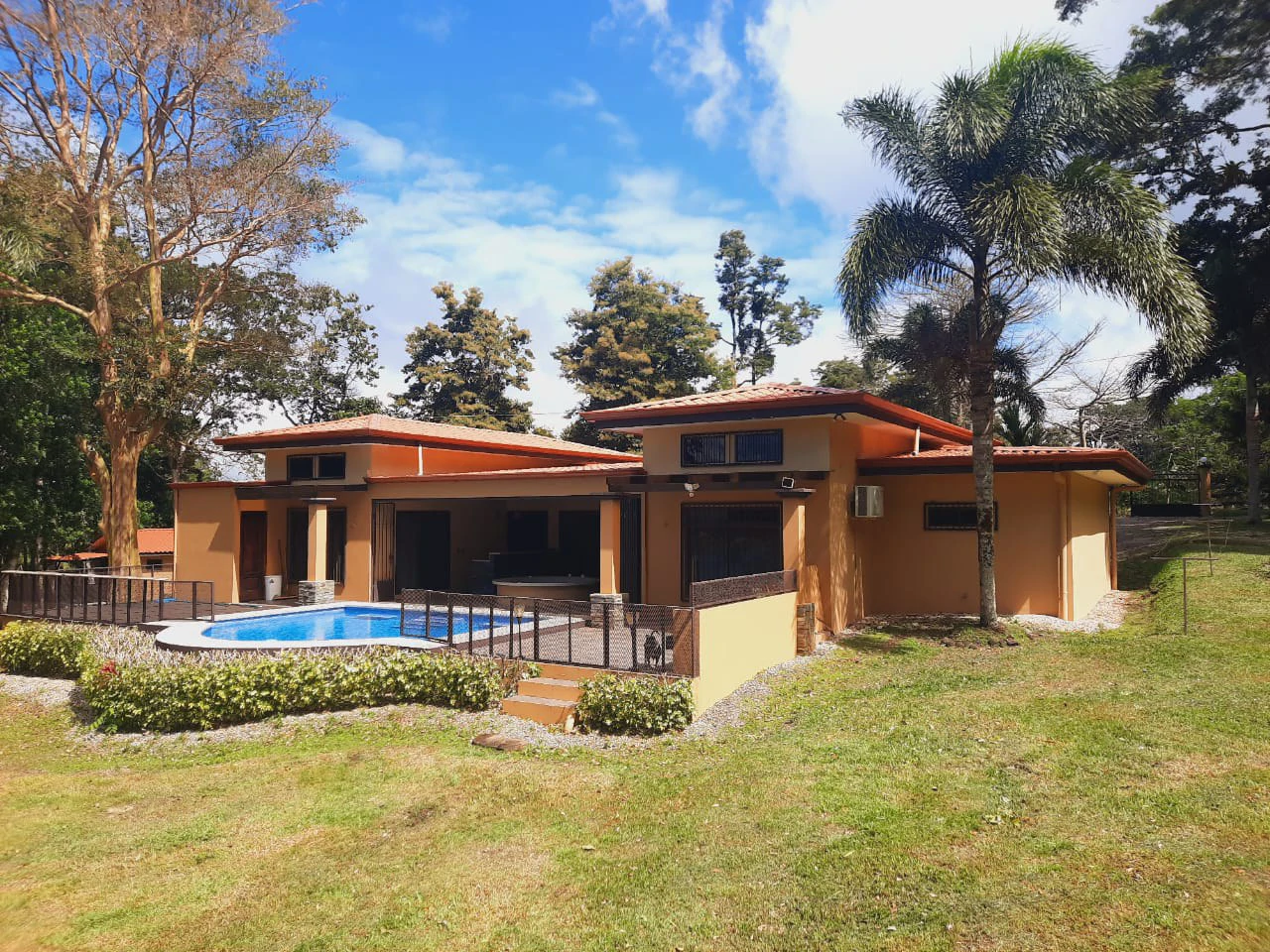 LA TOSCANA - Mediterranean Style Luxury Home on Lake Front Property. - Gallery image 4
