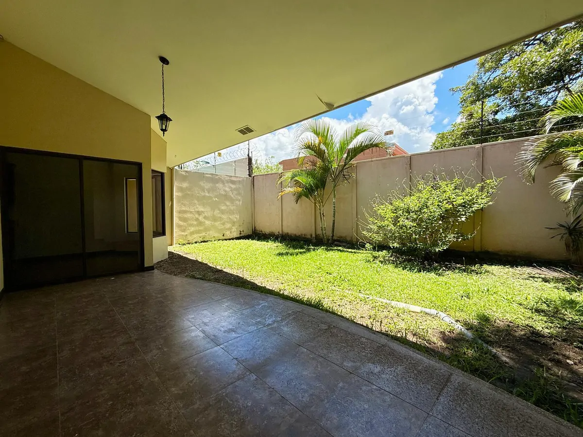 House for sale with garden in Brasil de Santa Ana Costa Rica