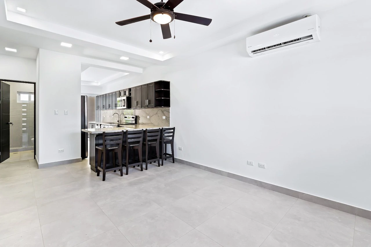Jacarandas #22: Modern Townhome with Amenities Just Minutes from the Beach - Gallery image 11