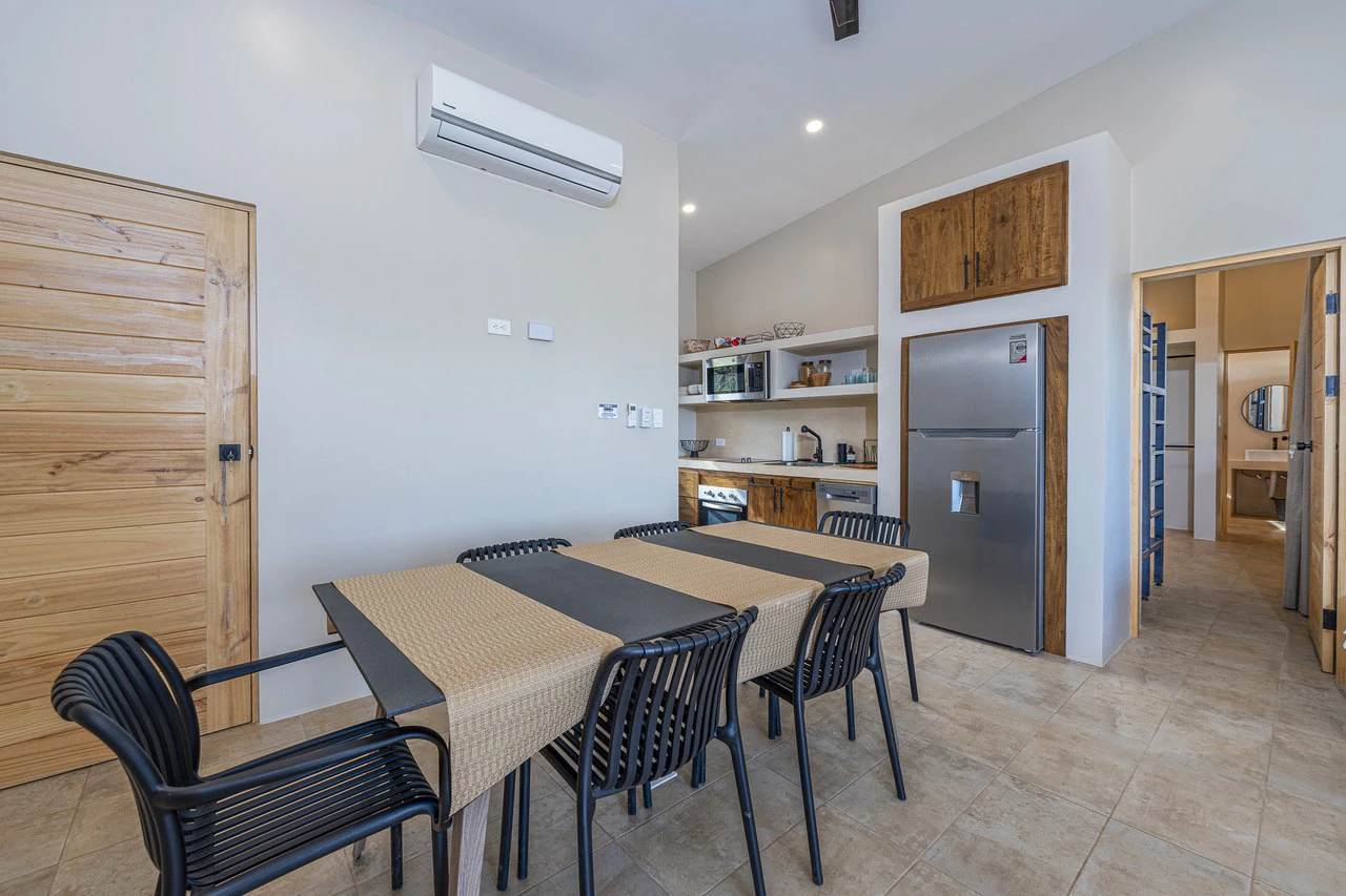 Casa Serena: Modern Villa with Pool and Guest House - Gallery image 16