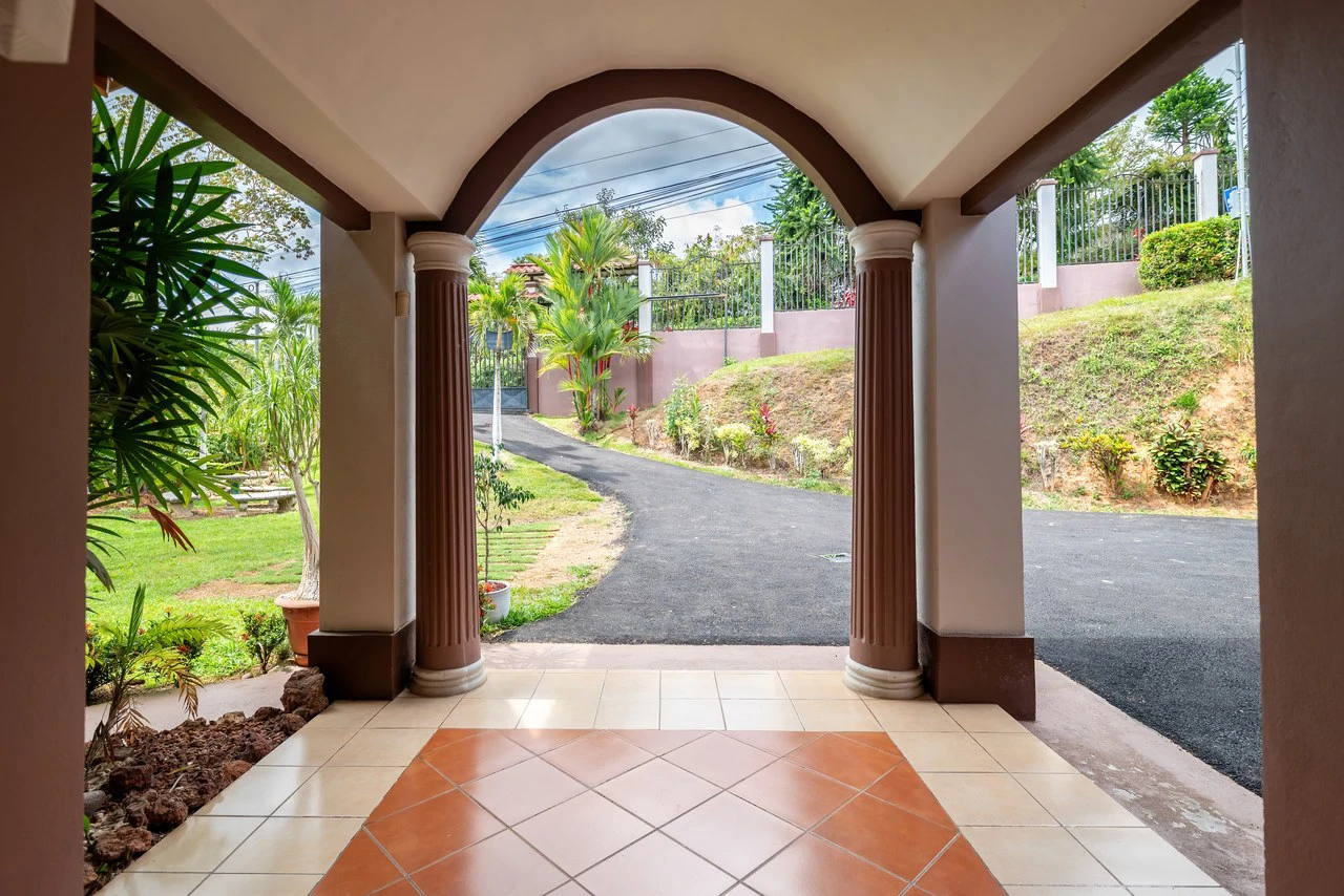 Spacious 5-Bedroom Colonial Home with 4 Bathrooms | La Bonita, Rivas - Gallery image 2
