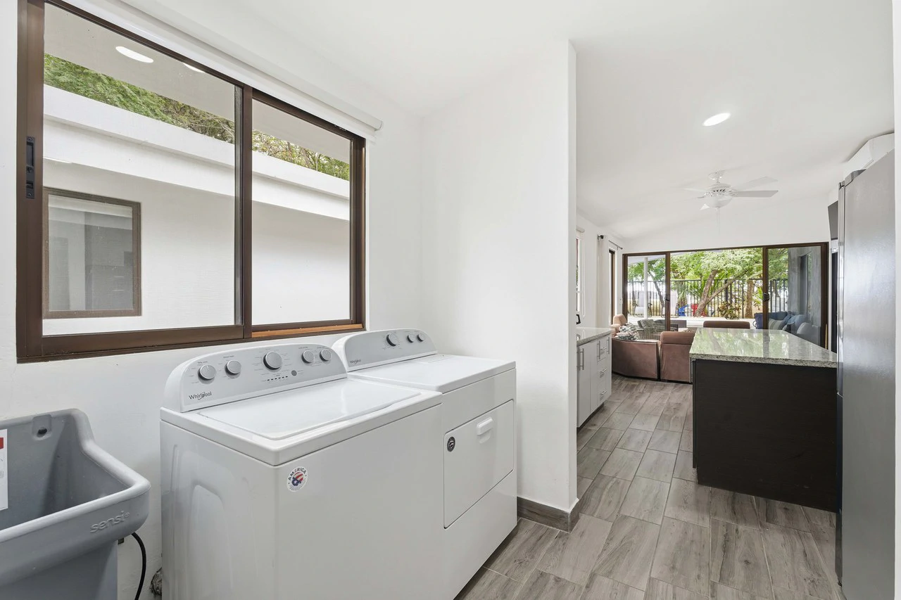 Three Mermaids: Beachfront 10-Bedroom Pod-Style Residence with Pool in Playa Flamingo - Gallery image 49