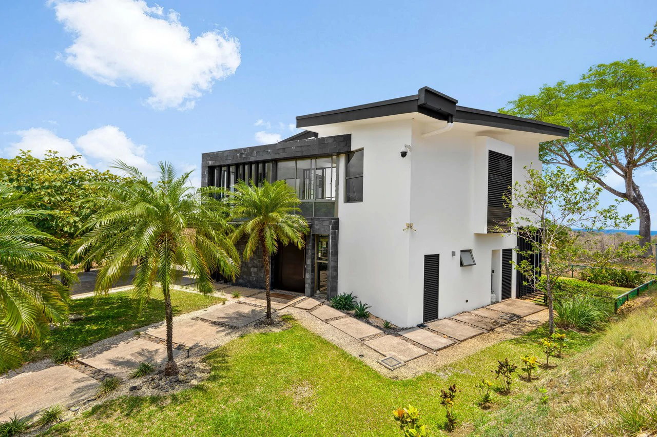 Casa Hijau: Modern Ocean-View Surf Home in Marbella - Gallery image 39