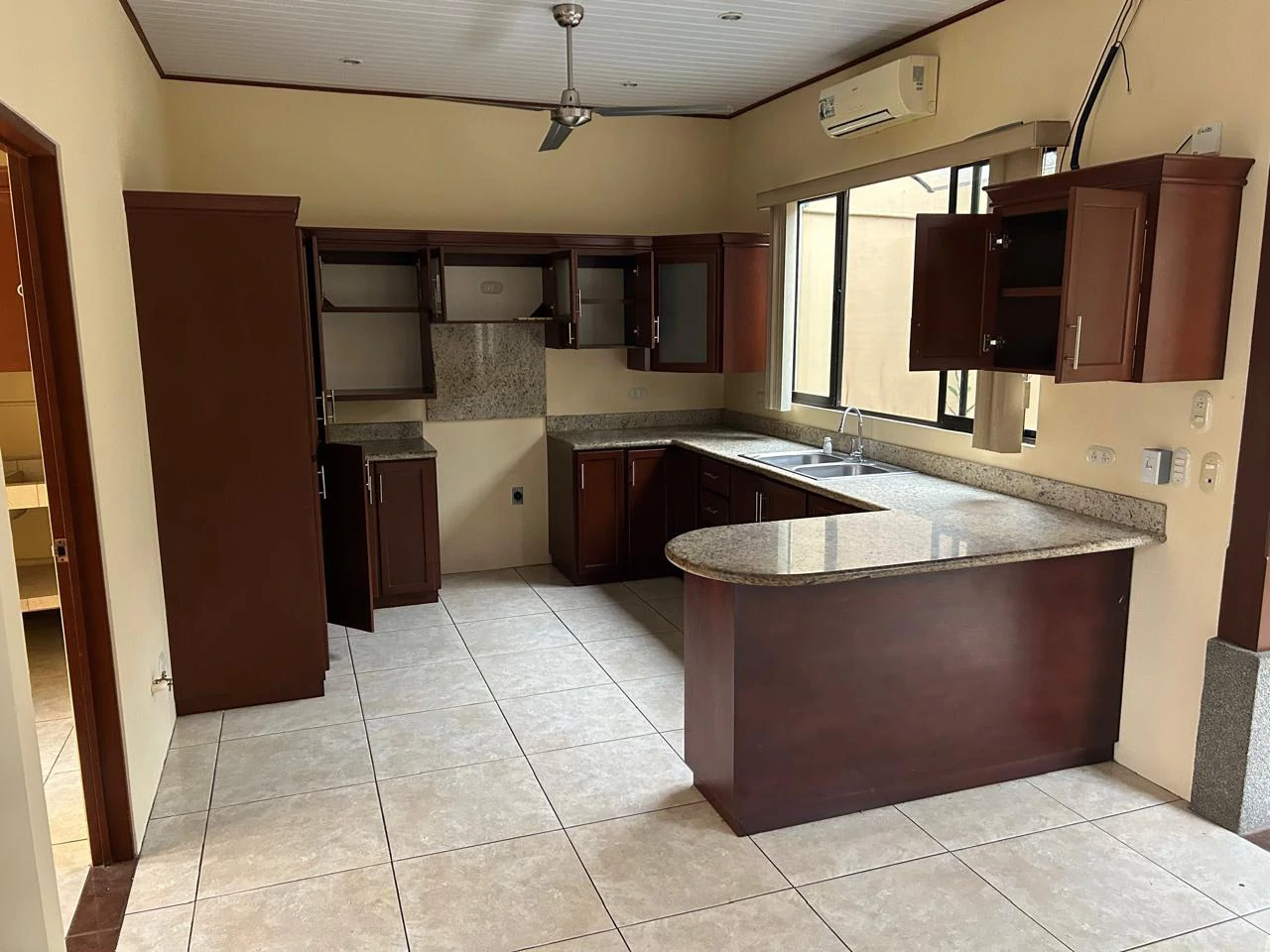La Fortuna Casa Atrio: Modern Home: Quality Build | Walkable | Unbeatable Value - Gallery image 3