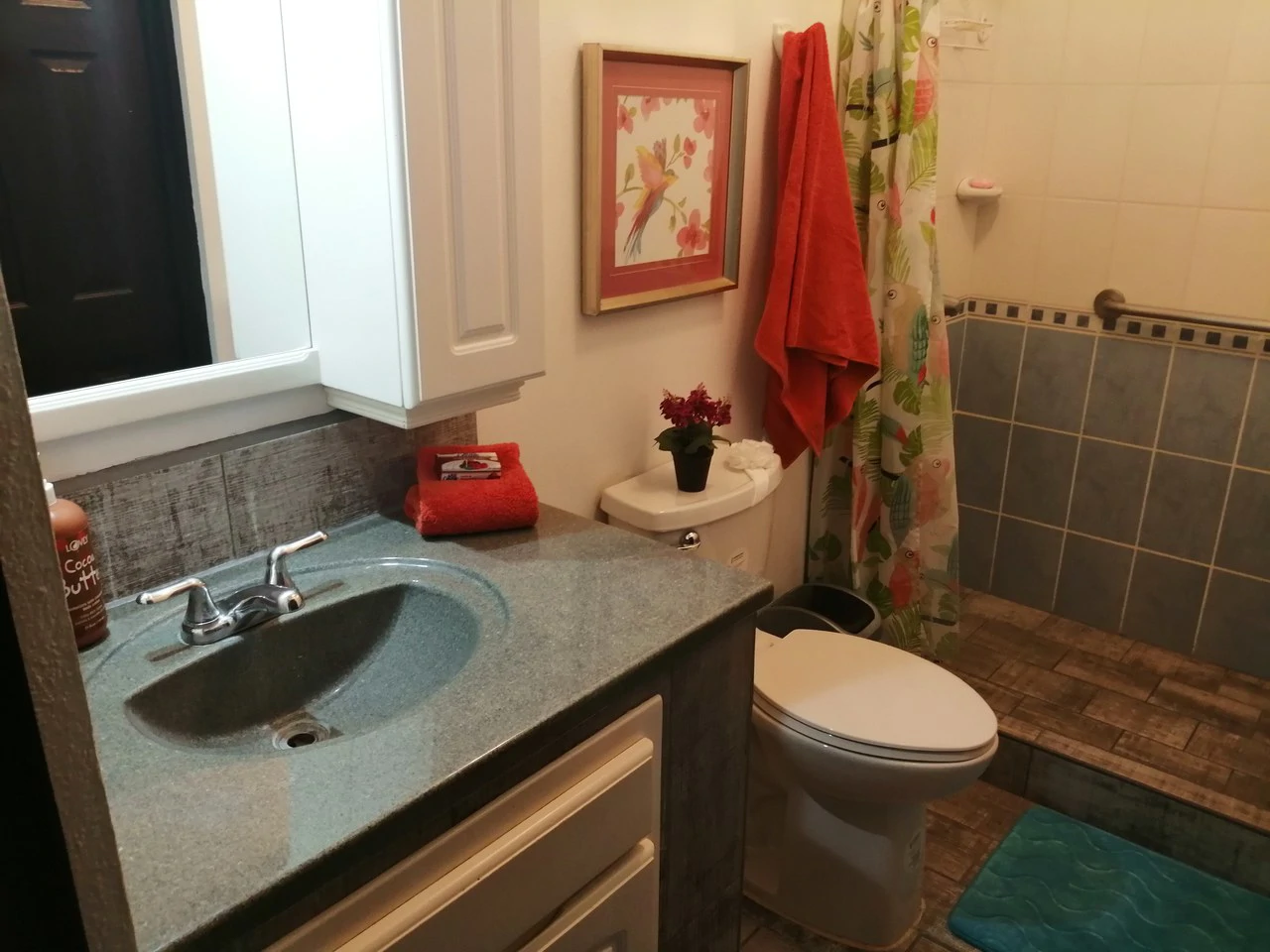 Wonderful and Updated Bungalow Close to the Beach!: Great location with access to a large community pool! - Gallery image 16